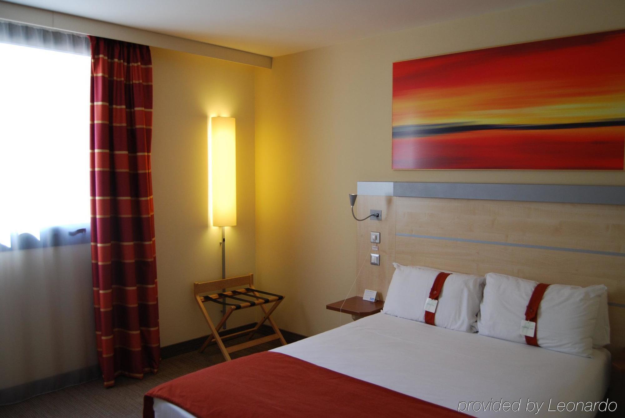 Holiday Inn Express Toulouse Airport By Ihg Blagnac Exterior photo