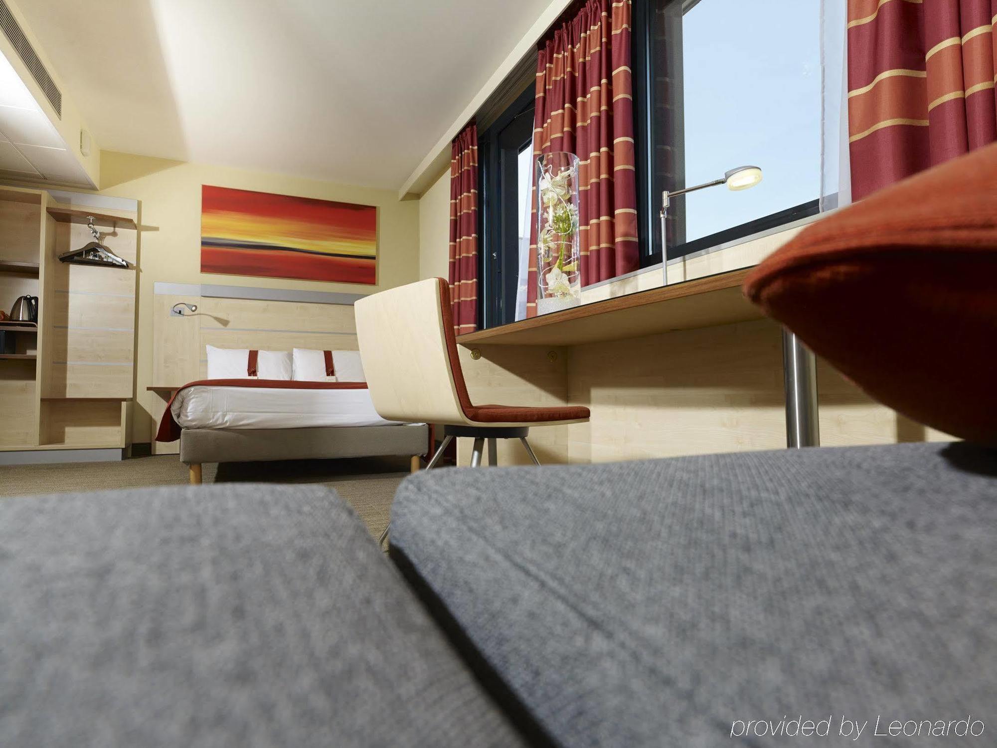 Holiday Inn Express Toulouse Airport By Ihg Blagnac Exterior photo