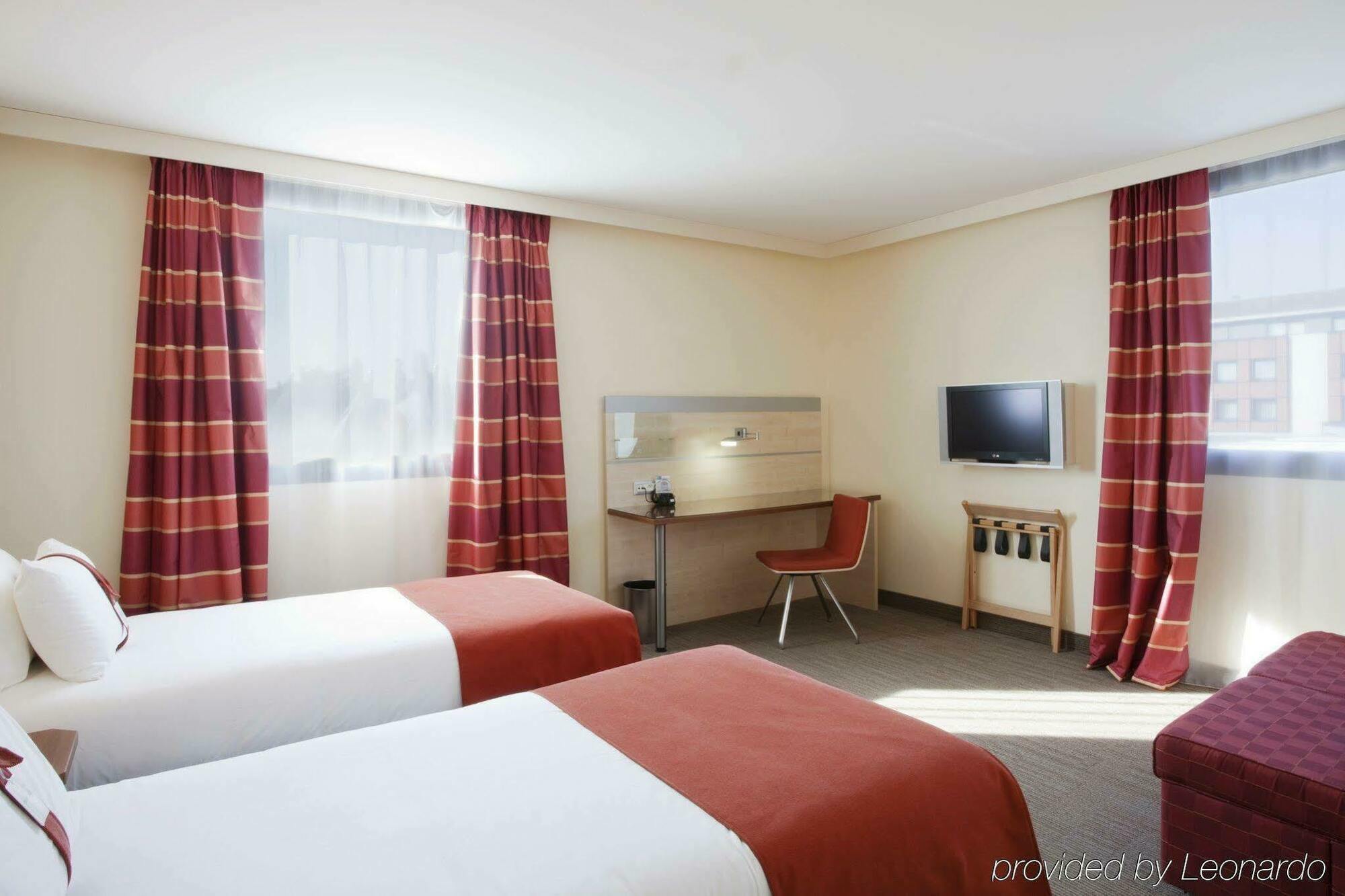 Holiday Inn Express Toulouse Airport By Ihg Blagnac Exterior photo